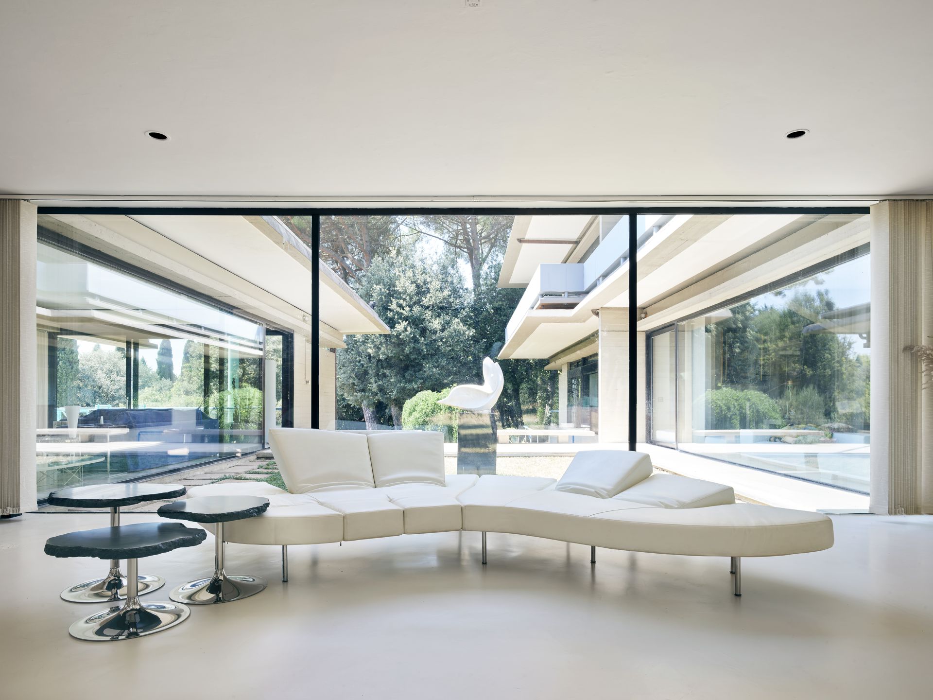 Villa in cemento e vetro immersa nel verde - Arch. Alberto Paoli - image 1