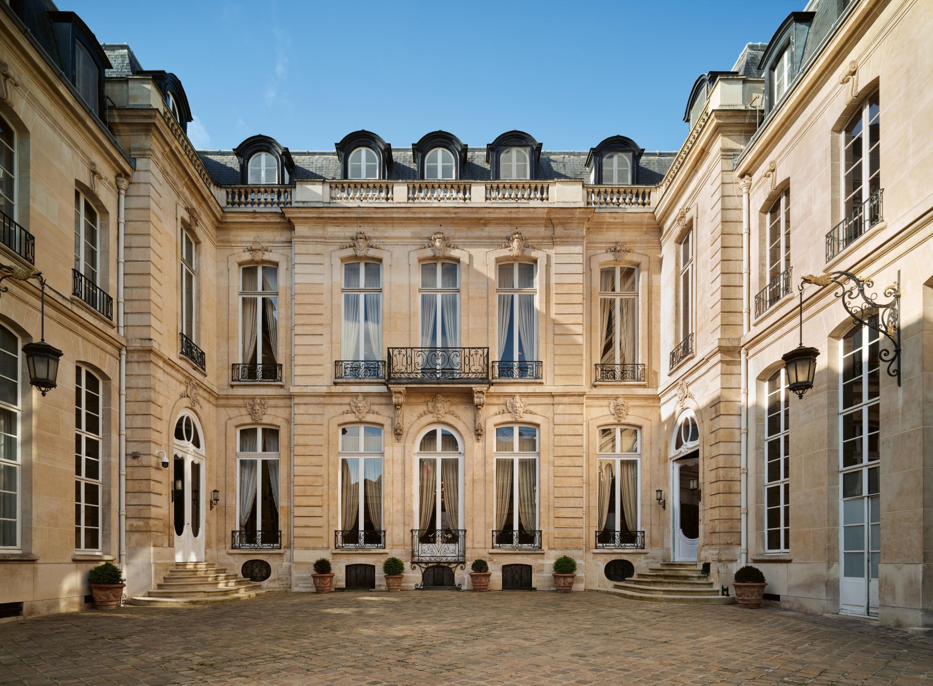 Italian Embassy in Paris - image 1